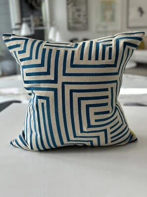 ALMOHADA TRINA TURK BORDADA NUEVA. "Turquesa 20"" X 20""" Foto 1 de 4