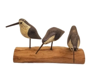 Señuelo para pájaros vintage - Tres aves playeras giratorias de madera encaramadas en tronco de abedul  Foto 1 de 4