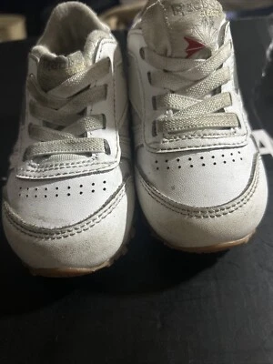 Sapatos infantis de couro branco clássico Reebok tamanho 7 - Imagem 1 de 3