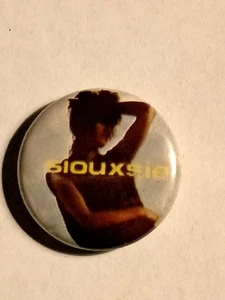 Siouxsie and the Banshees Sioux artist music vintage SMALL BUTTON 3 - Imagen 1 de 2