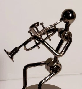 TROMBA SUONATORE - BANDA MARCIANTE - Figurina Dadi e Bulloni in Metallo *Nuovo senza Scatola* - Foto 1 di 6