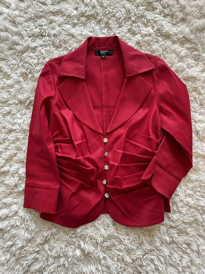 Chaqueta roja plisada de la colección Tadashi Foto 1 de 4