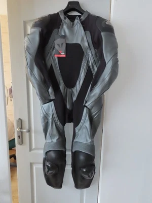 COMBINAISON CUIR MOTO DAINESE BORA NEUVE TAILLE ITALIENNE 52 TAILLE FRANCAISE 48 - Photo 1/4