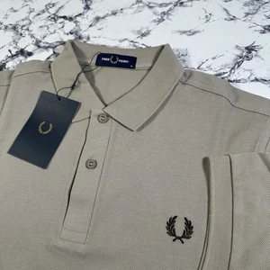 Camisa Polo FRED PERRY Para Hombres Gris Cálida Lisa TALLA MEDIANA M6000 U84 Auténtica Nueva con Etiquetas - Imagen 1 de 9