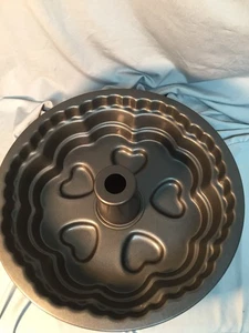 10" Wide Non-Stick Bundt Cake Pan with 5 Hearts - Unmarked - Picture 1 of 3