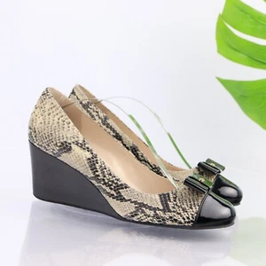 Cole Haan Womens Elsie Pump Size 9.5 Gray Black Leather Snake Wedge Heel Bow - Picture 1 of 13
