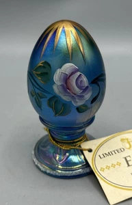 Pedestal de vidrio pintado a mano azul iridiscente Fenton huevo floral firmado numerado - Imagen 1 de 5