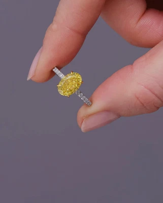 Anillo de compromiso solitario de diamantes cultivados en laboratorio de corte ovalado amarillo vivo de lujo de 2,50 quilates Foto 1 de 4