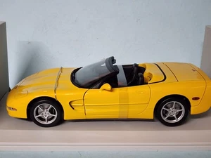 UT MODELS 1/18 Chevrolet Corvette Convertible Yellow MiB - Picture 1 of 5