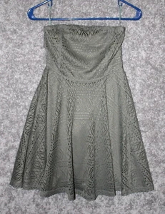 Minivestido Express para mujer XS sin tirantes de encaje a ganchillo verde oliva - Imagen 1 de 10