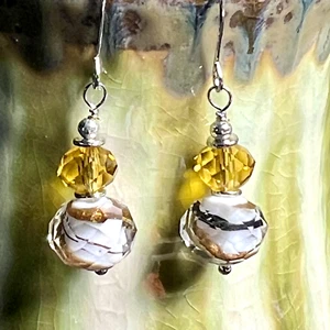 Silberfarbene runde facettierte Lampwork Glaswirbel Ohrhänger. Silvester. S657 - Bild 1 von 3