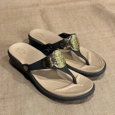 Sandalias Crocs Sanrah para mujer 8 marrón martillado medallón círculo tanga chanclas Foto 1 de 4