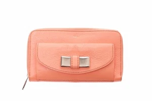Cartera sin asas Chloe Lilly Ribon logotipos cremallera alrededor naranja $485 - Imagen 1 de 7
