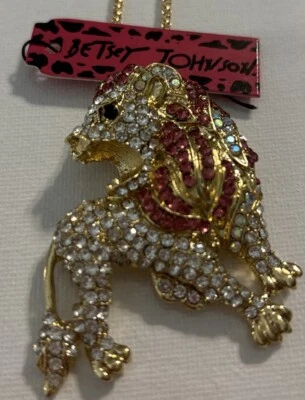 COLAR BROCHE PINGENTE FOLHEADO A OURO BETSEY JOHNSON OURO CRISTAL BRANCO LEÃO - Imagem 1 de 4
