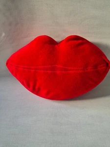 Lanzamiento de labios de San Valentín felpa roja almohada habitación esencial 13" x 8" decoración regalo - Imagen 1 de 3
