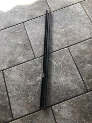 02 03 04 05 06 SATURN VUE DRIVER PUERTA TRASERA INTERIOR VENTANA MOLDURA IMPERMEABILIZACIÓN Foto 1 de 2