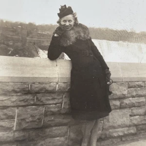 Vintage 30er - 40er Jahre Snapshot Frau im Pelzkragen Mantel - eleganter Glamour -- Z1 - Bild 1 von 4