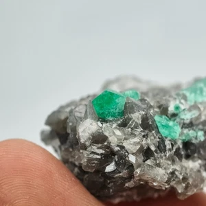 CRISTALLO SMERALDO NATURALE MOLTO CHIARO SU MATRICE DA MUZO - COLOMBIA 26,3 grammi - Foto 1 di 11