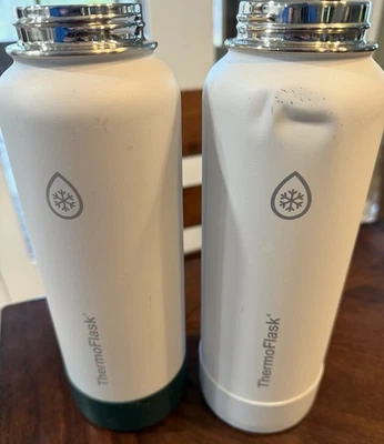 2 botellas ThermoFlask ambas blancas con base de goma sin tapas una tiene 2 abolladuras menores Foto 1 de 4