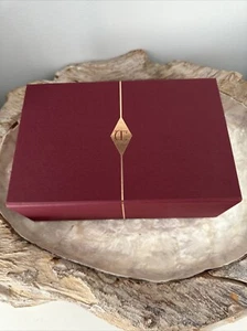 CONFEZIONE REGALO LOGO FIRMA CHARLOTTE TILBURY 23,5 CM X 15,5 CM X 8 CM NUOVA - Foto 1 di 4
