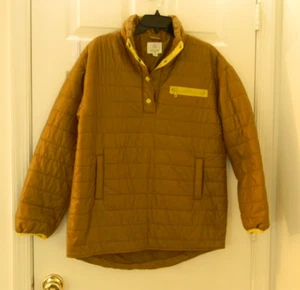 Chaqueta Pullover Offline by Aerie Puffer Empacable Marrón/Verde con Acentos Amarillos - Imagen 1 de 3