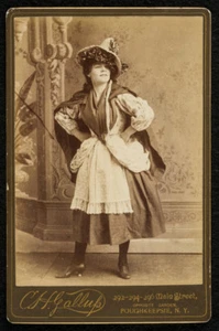 Original um 1890 Taxi Karte BÜHNENSCHAUSPIELERIN im STILVOLLEN KOSTÜM mit MÜTZE Foto - Bild 1 von 2