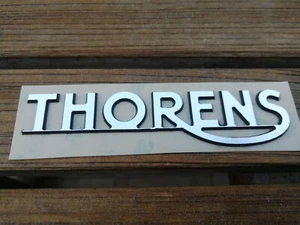 LOGO THORENS, PVC couleur Alu brossé,épaisseur 1.6 mm, dimension 107 x 25 mm - Imagen 1 de 4