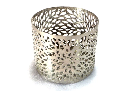 Candelabro de 3 mechas Bath & Body Works diseño de ráfaga de pétalos de flores plateadas 4" Foto 1 de 3