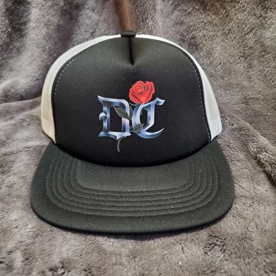 DC Shoes Gótico Inglés Escritura Hechizo con Rosa Snapback Sombrero de Camionero Foto 1 de 4