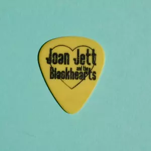 SELTEN: JOAN JETT & THE BLACKHEARTS GITARRENPLEKTREN 2016 Tour ausgestellt Gitarrenplektren - Bild 1 von 2