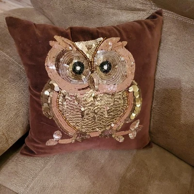ALMOHADA BÚHO IMPORTACIÓN MUELLE 1 MARRÓN TERCIOPELO LENTEJUELAS METÁLICAS ABR.14X14. Foto 1 de 4