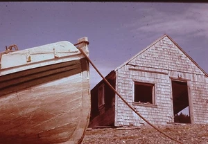 Fotografia 35mm diapositiva New England 1963 capanna vuota barca in legno - Foto 1 di 1