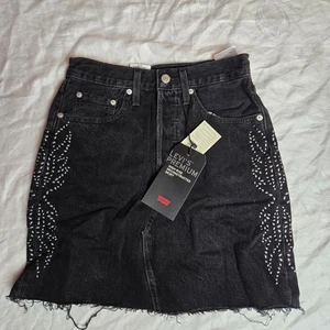 NWT Levis Womens Mini Skirt Black Beaded Frayed Hems Denim Black Sz 29 15.5x17.5 - Picture 1 of 13