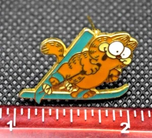 Garfield Ski Pin Vintage Lapel pin Jump - Picture 1 of 3