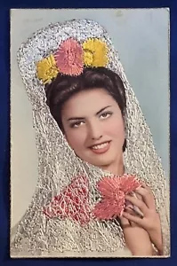 Vintage bestickte & handgetönte spanische Postkarte Frau mit Seidenspitze Mantilla - Bild 1 von 2