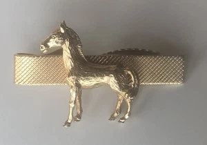 rare Vintage GOLD TONE METAL HORSE Themed MENS TIE CLIP BAR - 1.5" X 1" - Picture 1 of 4
