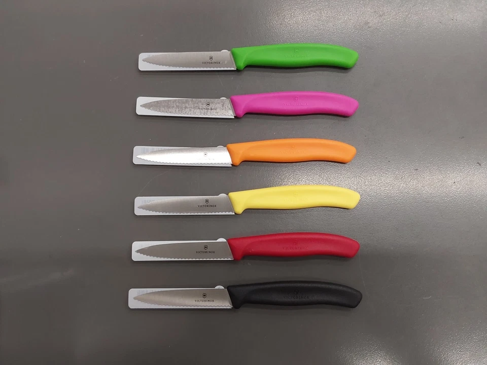 Faca de aparar de cozinha VICTORINOX fabricada na Suíça 3-1/4 polegadas lâmina - serrilhada com ponta - Imagem 1 de 1