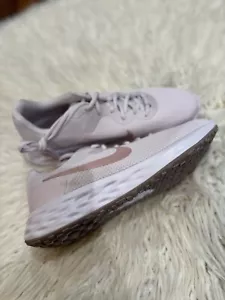 Taglia 11,5 - Donna Nike Revolution 6 Next Nature viola chiaro champagne - Foto 1 di 5