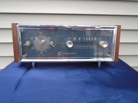Vintage Panasonic Model RC-185 RETRO AM-FM  Clock Radio MADE IN JAPAN Cover
