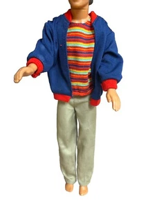Muñeca Barbie Avenue Ken 1998 Pantalones Camisa a Rayas Chaqueta Roja Azul Moda De Colección - Imagen 1 de 7