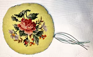 Almohada vintage floral pequeña bordada punta de aguja cabaña Grannycore REDONDA amarilla - Imagen 1 de 5