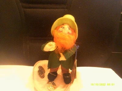 Винтажный Annalee Lucky the Leprechaun-1999-#170799 оригинальные бирки-7"-золотые монеты - Изображение 1 из 3