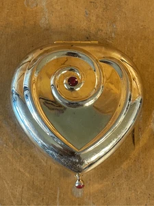 Perfume sólido en polvo compacto vintage Estee Lauder "1996 corazón de corazones" (8849) - Imagen 1 de 8