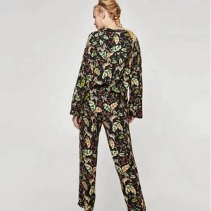 Zara Animal Print Zebra gerades Bein Hose Shirt 2 Stück Damen schwarz weiß Gr. S - Bild 1 von 12