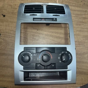 2005-2007 CHRYSLER 300 CLIMATE CONTROL WITH RADIO TRIM HAC OEM P55111871AE FS - Picture 1 of 3