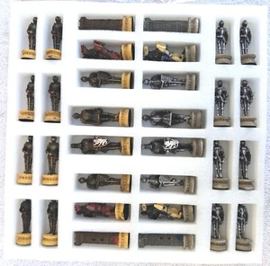 Ritter der Tafelrunde Schachfiguren aus geformtem Kunststoff mit handbemaltem Acce - Bild 1 von 10