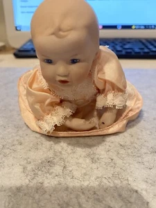 1980er ASHTON DRAKE / "Yolanda Bello" - PORZELLAN MINI BABY PUPPE - MELIERT  - Bild 1 von 6