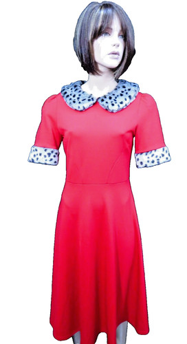 VETEMENTS Abito Banned Apparel rosso aderente e svasato animale pelliccia sintetica bordo colletto manica UK 10