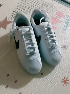 Neu mit Etikett Nike Cortez Basic SL GS (Grundschule) weiß schwarz 904764 102 Größe 4Y - Bild 1 von 4