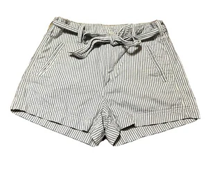 Pantaloni corti da donna con tasche, a righe, casual. - Foto 1 di 4
